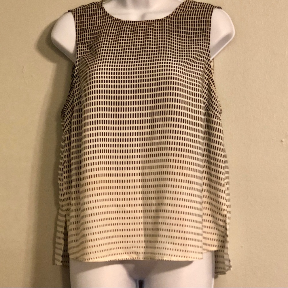 NWOT Gorgeous Geometric Print Hi Lo Shell Blouse